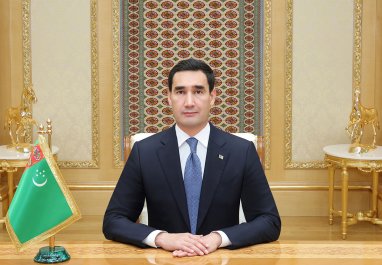 Президент Туркменистана поздравил соотечественников с Днем Конституции и Государственного флага