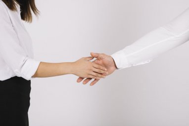 İnsanlar yoksulluk içinde büyüyenlere daha fazla güveniyor