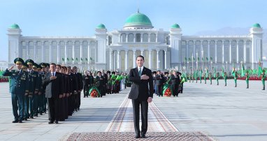 Президент Туркменистана возложил цветы к монументу Конституции и Государственному флагу