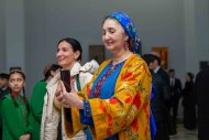 Fotoreportaž: Mugallym-suratkeşler Aşgabatdaky sergide işlerini tanyşdyrdylar