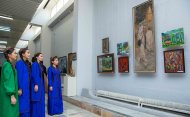 Fotoreportaž: Mugallym-suratkeşler Aşgabatdaky sergide işlerini tanyşdyrdylar