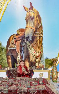 Фоторепортаж: В городе Аркадаг состоялось открытие монумента Taýçanak