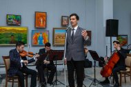 Fotoreportaž: Mugallym-suratkeşler Aşgabatdaky sergide işlerini tanyşdyrdylar