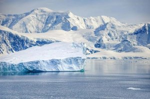 Самый крупный в мире айсберг A23a распадается на тысячи фрагментов