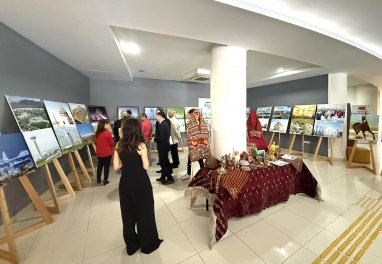 Türkmenistanyň Bitaraplygynyň 30 ýyllygyna bagyşlanyp Alanyýada sergi açyldy